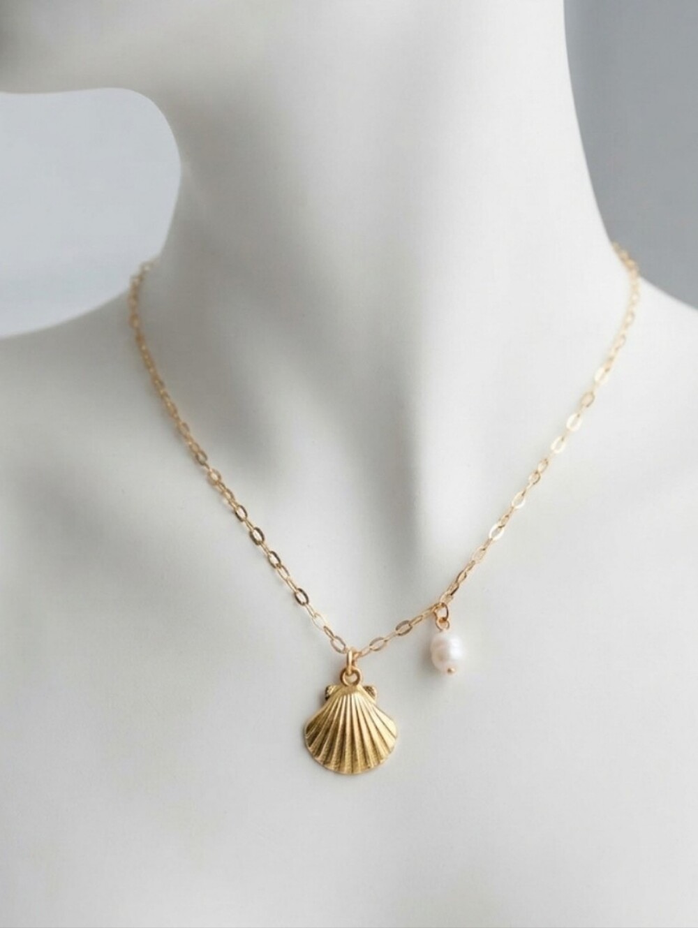 Vintage 14K Gold Filled Seashell & Pearl Pendant Choker Necklace - 15"